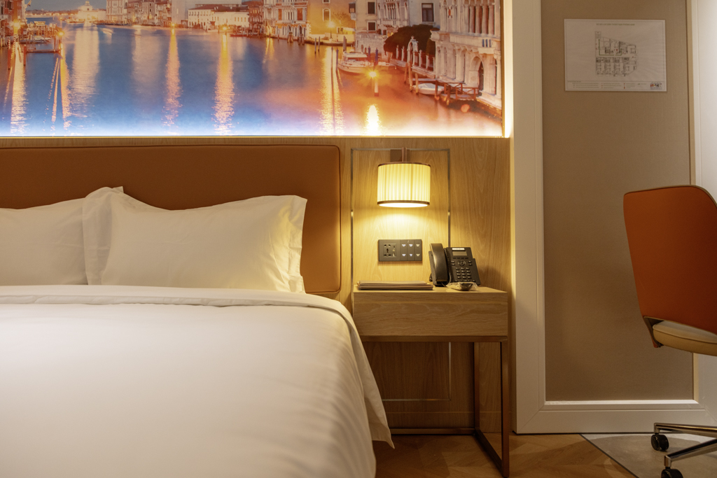 Suite Corner Room – Panoramic City Views in the Heart of Hanoi