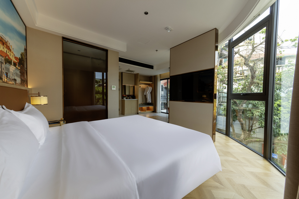 Suite Corner Room – Panoramic City Views in the Heart of Hanoi